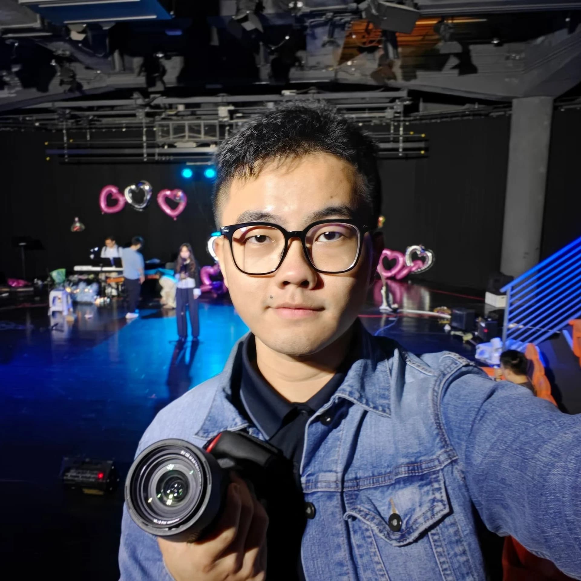 Andy Cao 在摄影现场手持相机的肖像