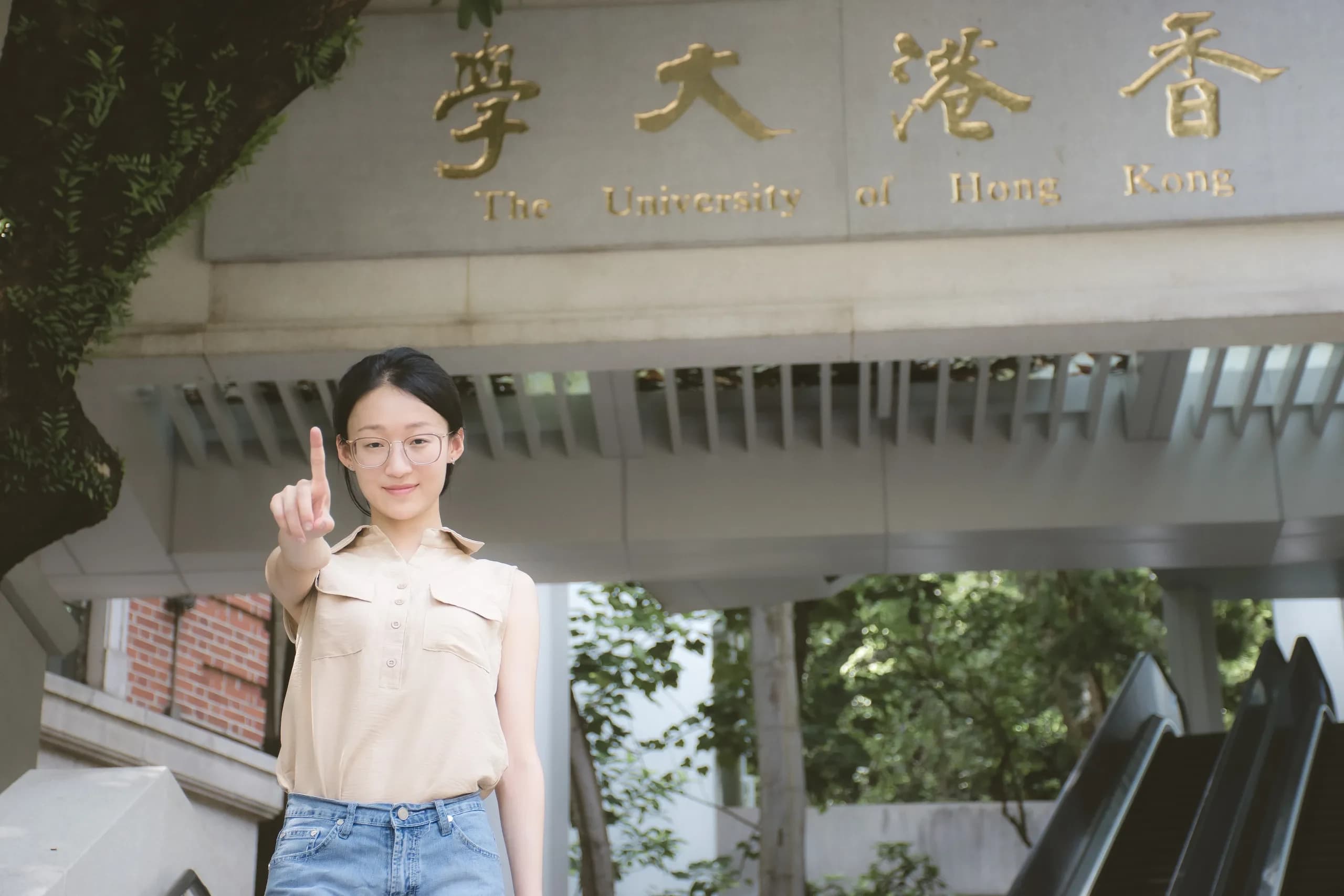YiMeng 在校园光线与建筑之间的肖像，第 10 张