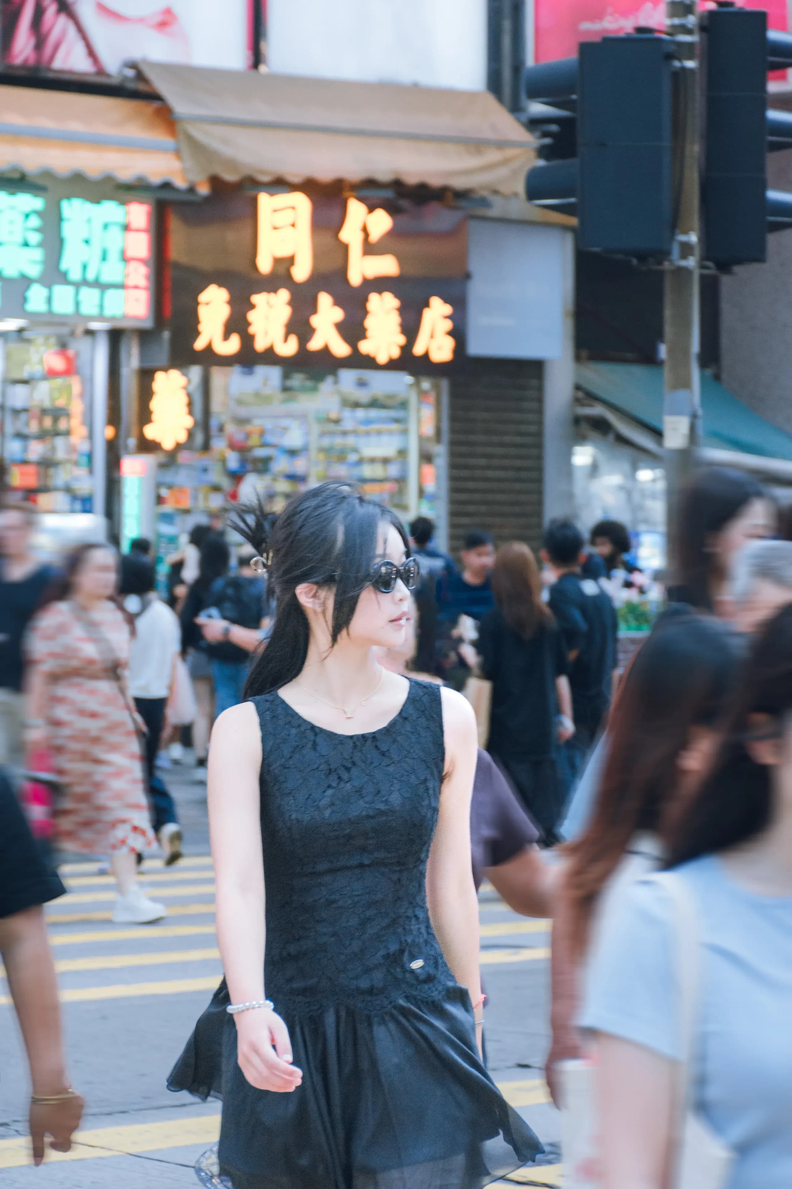 Scarlett 从重庆大厦走向尖沙咀的城市肖像,第 1 张